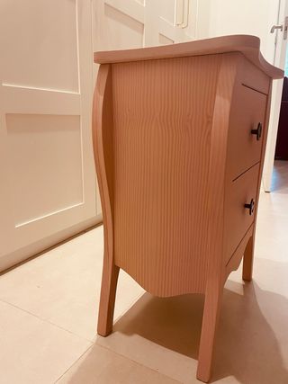 Mesita auxiliar de madera rosa