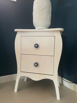 Mesa auxiliar o mesita de noche de madera blanca