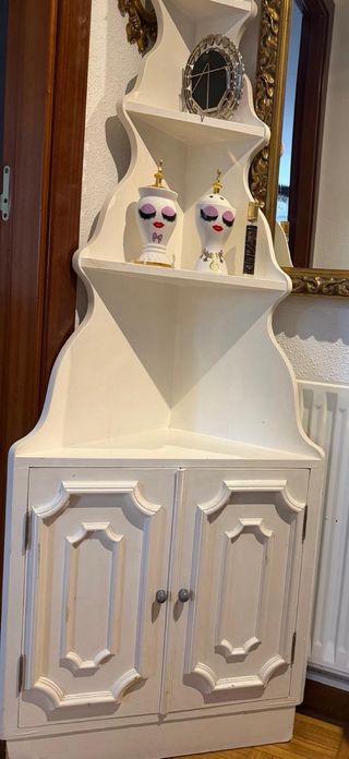Rinconera d madera blanca  Le falta 1mano de pintp
