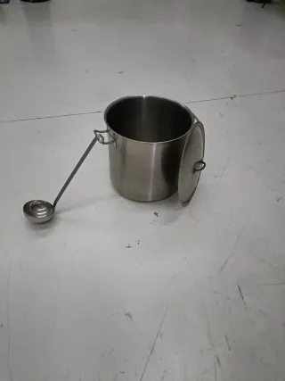 Olla grande acero inox con cucharón