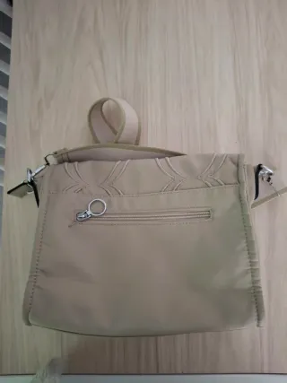 Bolso beige con correa ajustable