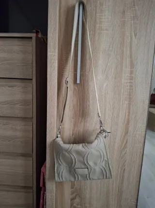 Bolso beige con correa ajustable