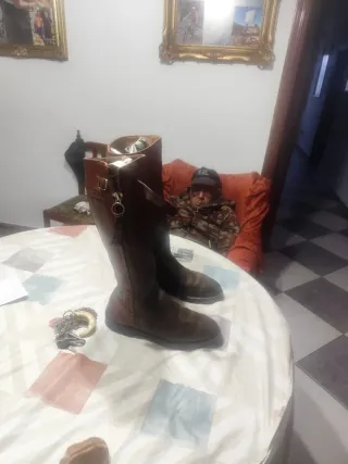 Scarpe eleganti marroni e stivali da montagna