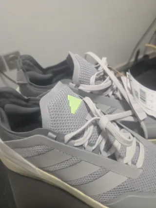 Zapatillas Adidas grises y verdes