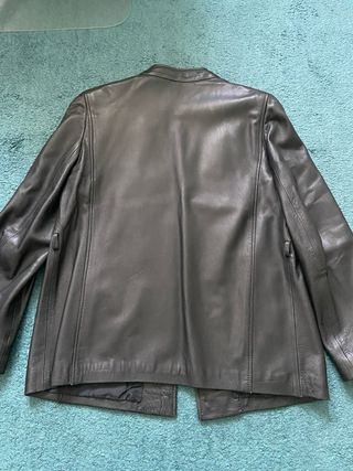 Chaqueta de piel negra