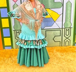 Traje de flamenca verde y estampado