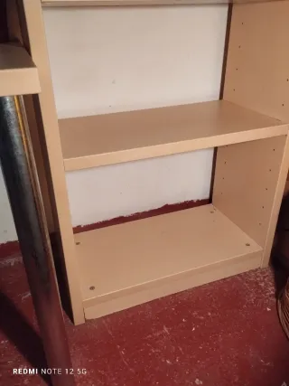 Estantería y escritorio de madera y metal