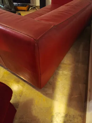 Divano in pelle rossa