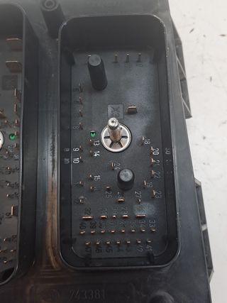 CAJA RELES / FUSIBLES OPEL ASTRA GTC (2)