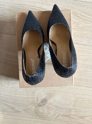 Zapatos de tacón negros brillantes