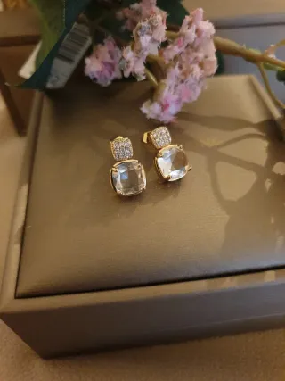 Pendientes dorados con caja