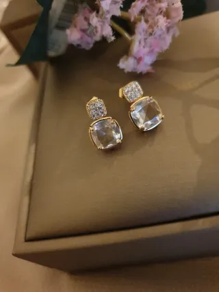 Pendientes dorados con caja