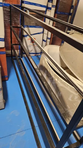 Estructura Estantería Metálica Negra Tras Barra