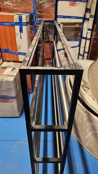 Estructura Estantería Metálica Negra Tras Barra