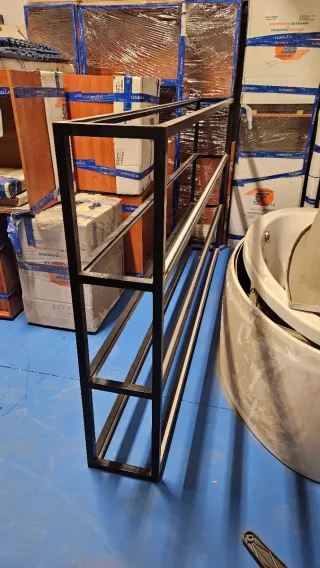 Estructura Estantería Metálica Negra Tras Barra