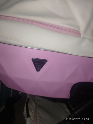 Carro de bebé rosa y blanco