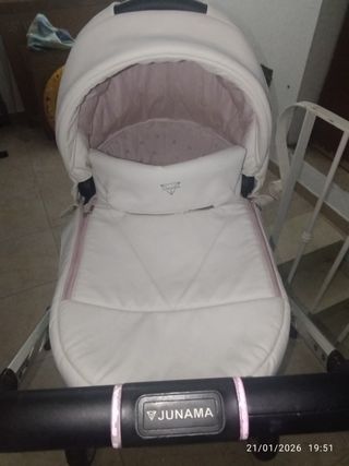 Carro de bebé rosa y blanco