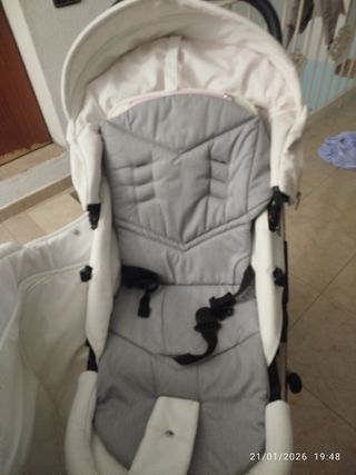Carro de bebé rosa y blanco