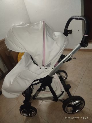 Carro de bebé rosa y blanco