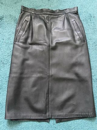 Falda de piel negra