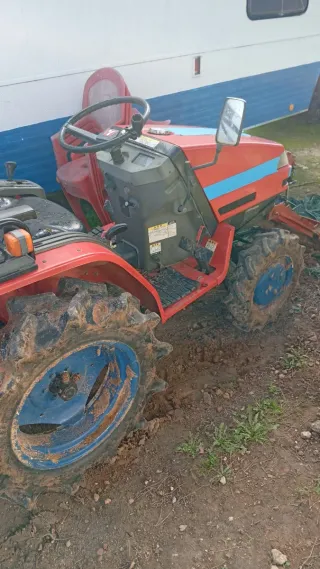 Tractor rojo con pala frontal