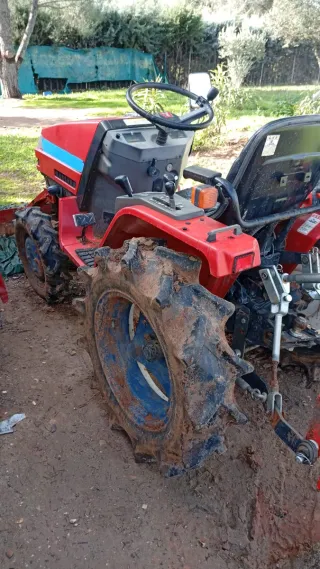 Tractor rojo con pala frontal