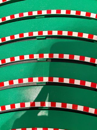 Curvas, vallas, elevadores y puente scalextric