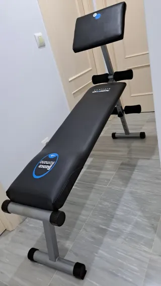 Banco de abdominales y 2 mancuernas