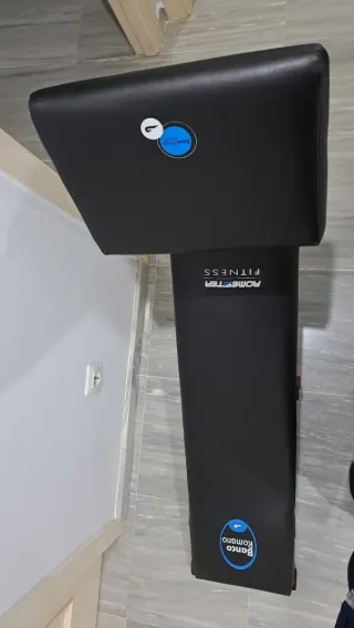 Banco de abdominales y 2 mancuernas