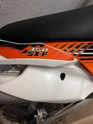 Moto Cross KTM Naranja Blanca Ago trato a coche