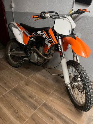 Moto Cross KTM Naranja Blanca Ago trato a coche