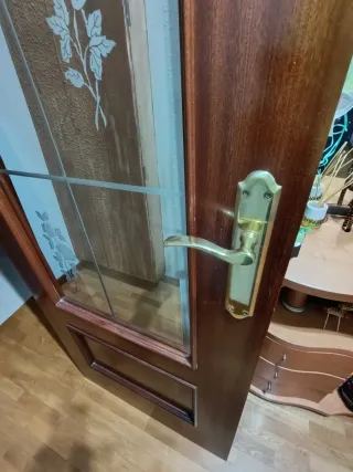 Puerta de salón madera maciza y cristal