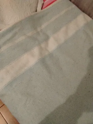 Manta básica azul y blanca para cama de 90