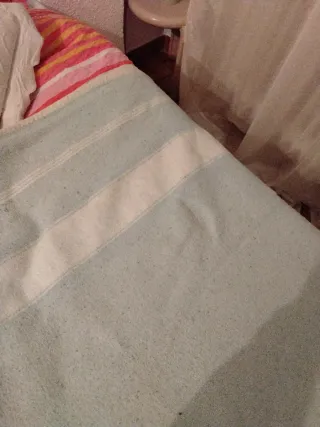 Manta básica azul y blanca para cama de 90