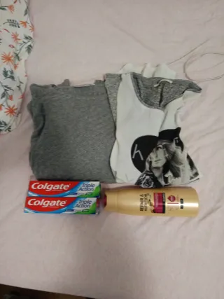 Lote di abbigliamento e prodotti per l'igiene personale