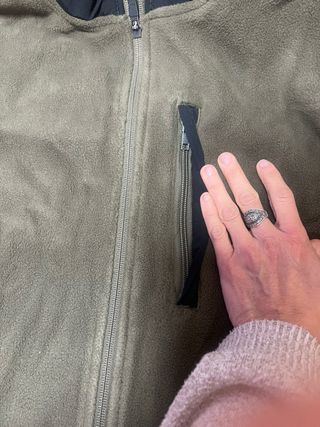 Forro polar verde oliva con cremallera