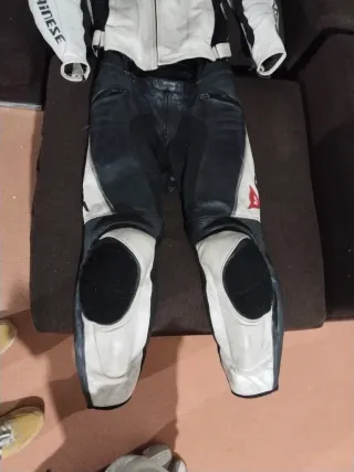 Mono Dainese Blanco y Negro