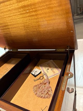 Mueble antiguo de madera elegante