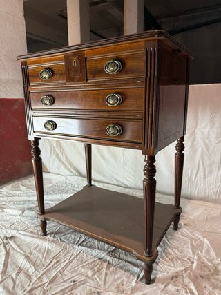Mueble antiguo de madera elegante
