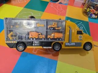 Camión de construcción con 12 vehículos