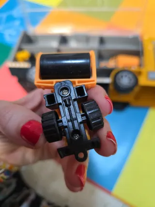 Camión de construcción con 12 vehículos