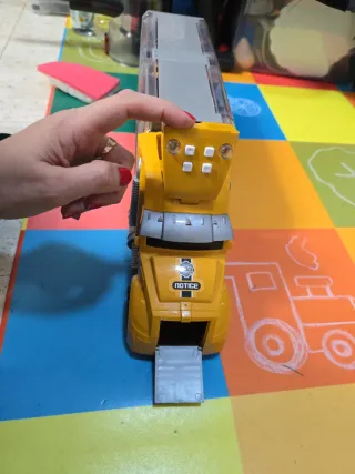 Camión de construcción con 12 vehículos