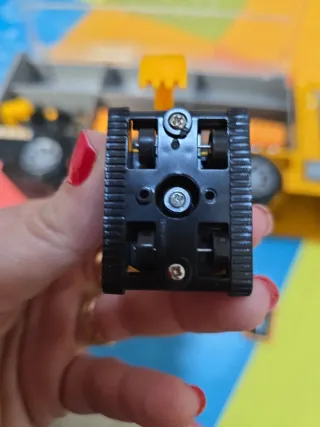 Camión de construcción con 12 vehículos