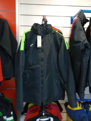 Anorak Joma negro y verde flúor