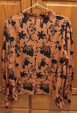 Blusa caldera con estampado floral negro