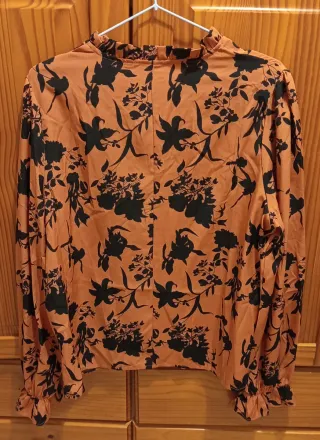 Blusa caldera con estampado floral negro