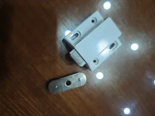 Cierre magnético para puerta de mueble