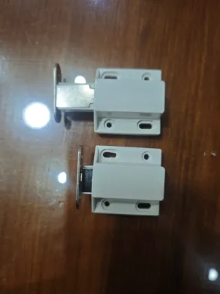Cierre magnético para puerta de mueble