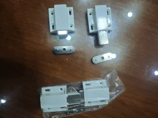 Cierre magnético para puerta de mueble