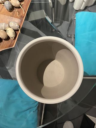 Planta de plástico con maceta blanca